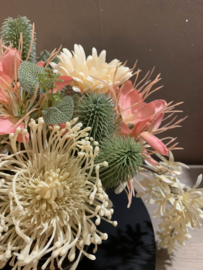 Boeket met creme, roze en groene tinten