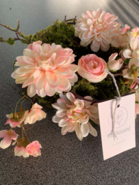 Moskrans met zalme dahlia en roze ranonkels