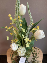 Bloemstuk met witte tulpen en gele stephanotis