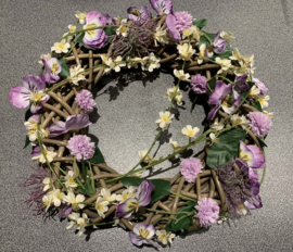 Lentekrans met viooltjes paarse, lichtgele tinten