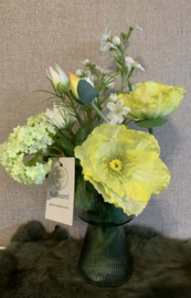 Geribbelde groene vaas met geel/groene/witte tinten