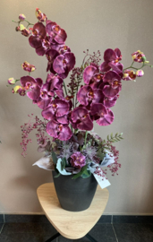 Groot bloemstuk met mauve orchideeen, hortensia en grijze tinten