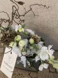 Driehoeken vaas met beige distel en witte bloemen