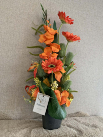 Fleurig bloemstuk met gladiolen, gerbera en gloriosa oranje