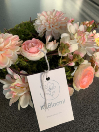 Moskrans met zalme dahlia en roze ranonkels