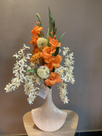 Waaiervormige creme vaas met oranje gladiolen en beige tinten