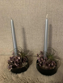 Zwarte metalen kandelaar met wisteria mauve met gouden accent en tillandsia