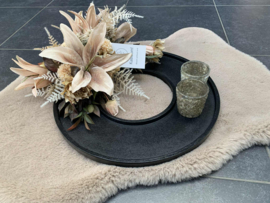 Ronde schaal met beige lelie's, helleboris met gouden accent