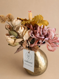 Gouden metalen vaas met beige, zalme, oker tinten
