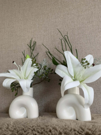 Knoopvaasje met witte lelie, groen en grijze vulling