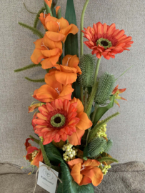 Fleurig bloemstuk met gladiolen, gerbera en gloriosa oranje