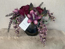 Feestelijk bloemstuk met pioenen, lelie's aubergine met gouden accent