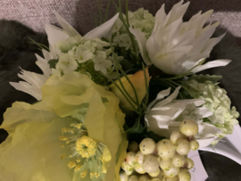 Druppelvormig wit schaaltje met groen/geel/witte tinten