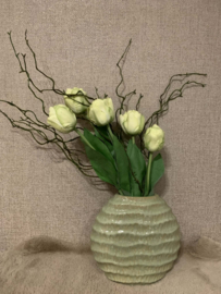 Vaas met tulpen en krultakken