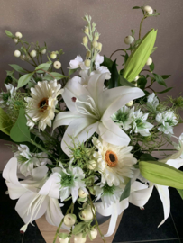 Zwarte metalen vaas met handvat witte en groene tinten