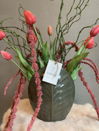 Metalen vaas met felroze tulpen