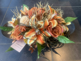 Fleurig oranje, creme, geel tafelstuk