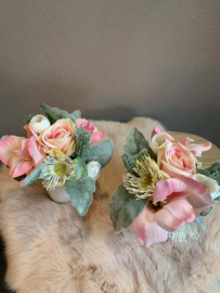 Tafelstukje met roze, witte, grijze tinten in glazen potje