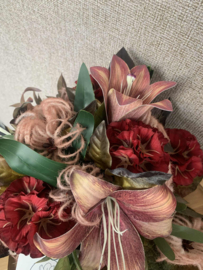 Tafelstuk op houten schaal rood, roze tinten met lelie's