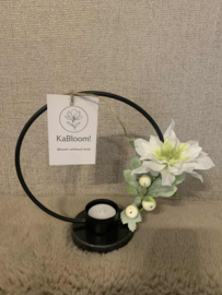 Kandelaar met klein bloemstukje witte clematis