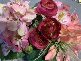 Dik kartonnen tasje gevuld met roze boeketje