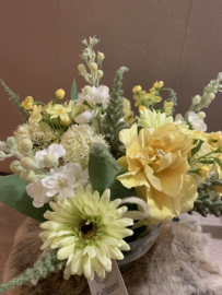 Boeket gele/groene/witte tinten in glazen vaas