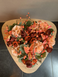 Hartvormig bloemstuk met zalme tinten en rode mini roosjes