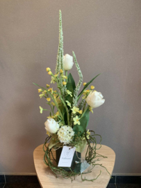 Bloemstuk met witte tulpen en gele stephanotis