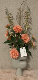 Speciale groen/beige vaas gevuld met dahlia koraal en cattleya