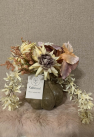 Bruine pompoenvormige vaas met beige, zalm, bruine en lichtmauve tint