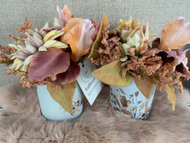 Bedrukte witte glazen met oudroze tinten