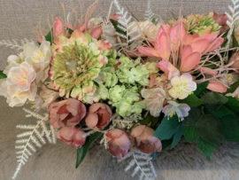 Tafelstuk met frisgroene en roze tinten in metalen cachepot