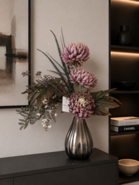 Zilveren vaas met mauve chrysanten