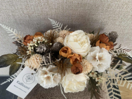 tafelstuk met roestbruine trosroosjes, creme pioen, scabiosa, bronzen denappels