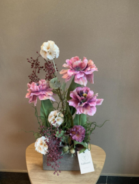 Zware stenen cachepot met lila open tulpen en beige scabiosa
