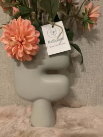 Speciale groen/beige vaas gevuld met dahlia koraal en cattleya