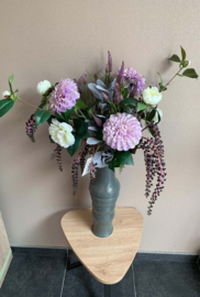 Speciale grijze vaas met lila, witte en aubergine tinten