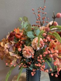 Oranje boeket in grijze speciale vaas