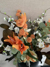 Zwarte vaas met oranje lelie's, witte bloesem, bruin blad, witte poppy's