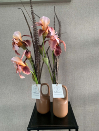 Zalm/bruin vaasje met handvat met iris en bronzen accent