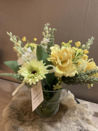 Boeket gele/groene/witte tinten in glazen vaas