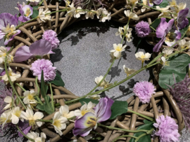 Lentekrans met viooltjes paarse, lichtgele tinten