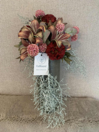 Bloemstuk met lelie rode, roze, grijze, groene tinten
