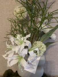 Speciale vaas gevuld met witte/beige/groene tinten