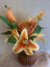 Roeste geribbelde vaas met oranje, groene, beige tinten