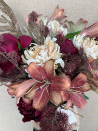 Zilvergrijze vaas met cirkeldetail met bordeaux, beige, bruine tinten