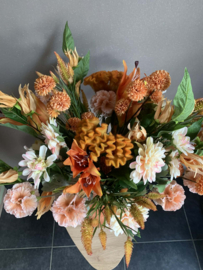 Hippe oranje metalen vaas met oranje/zalm/groen boeket