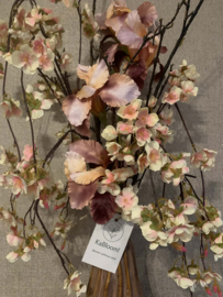 Vaas met iris en bloesem