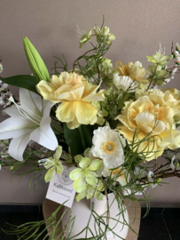 Witte metalen vaas met gouden rand geel/ witte/ groene tinten