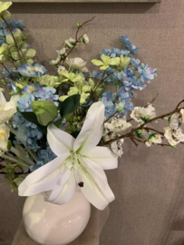 Witte vaas met gouden rand, witte lelie's, lichtblauwe, witte en groene bloesem, witte en blauwe poppy's        loesem